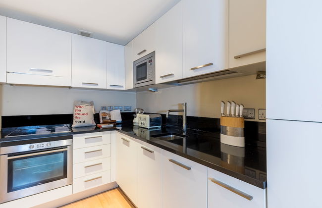 Impeccable 1-bed Apartment in London City - Photo 5