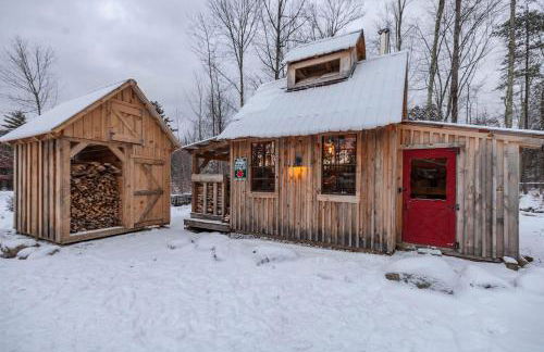 Cozy Log Cabin with an Indoor Fireplace Located on 70 Forested Acres in Leicester, Vermont - Foto 1