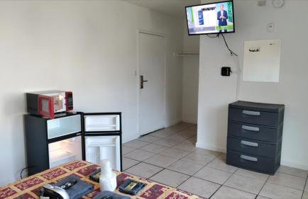 Crown Inn & Suites - Photo 58