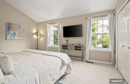 4BR Townhome, Close to Shops & Restaurants, 40 Mins to DC - Foto 15