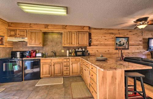 Downtown Red River Retreat with Mtn Views and Yard - Foto 7