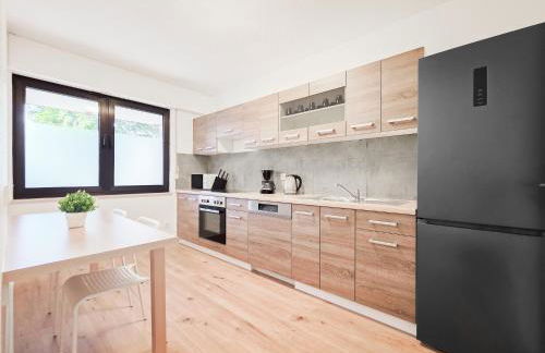 Tolstov Apartments - 3 Room Apartment - Kitchen - Dining Area - 25 min Messe DUS - Photo 1