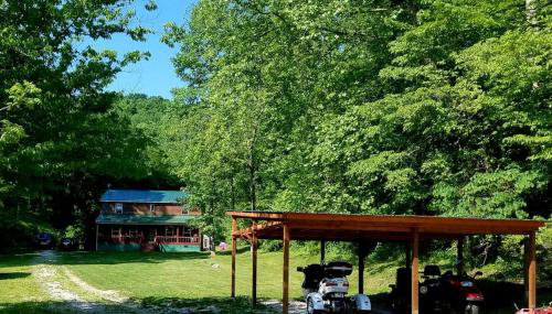 Stunning Getaway Cabin with Expansive Decks near Huntington, West Virginia - Foto 3