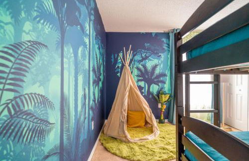 Stylish Villa Retreat with Pool - Photo 30