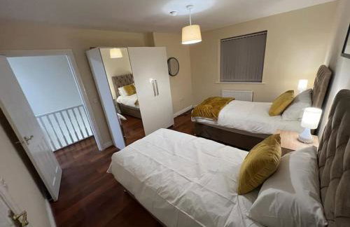 Big new house! 5BDR, sleeps 13, with parking - Foto 1