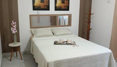 Barra - Espaçoso Apt frente Shopping Barra - 100 m2, 2 quartos, varanda, sala, banheiro e cozinha completa, 2 camas casal, 1 cama de solteiro, 1 sofá cama - Foto 4