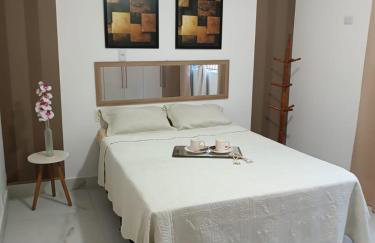 Barra - Espaçoso Apt frente Shopping Barra - 100 m2, 2 quartos, varanda, sala, banheiro e cozinha completa, 2 camas casal, 1 cama de solteiro, 1 sofá cama - Foto 4