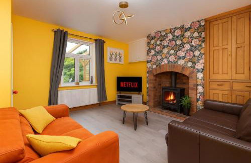 Calder Row by Alt-Stay Contractor Accommodation - 3 Bed Canal Side Contractor Home With Parking, Wi-Fi & Full Kitchen - Ideal For Long stays - Foto 2