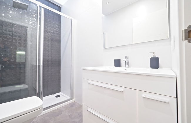 Torrassa Cozy Apartment by Olala Homes - Photo 9