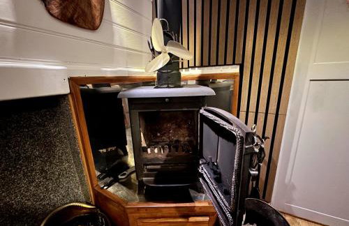 BrightOwl Waterside Narrowboat Cottage Experience - Foto 37