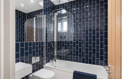 Stylish Apartment with Parking 2 Mins to Seafront - Foto 11