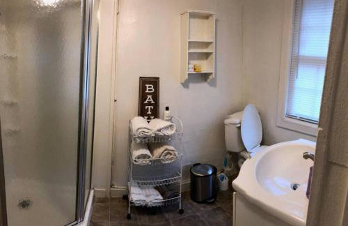 Walk to Hospital, Heart of Cville, Fenced backyard - Foto 11