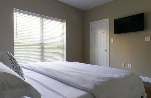 Quiet 3BR Escape, 4 TVs, Kitchen, Parking -F- - Foto 35