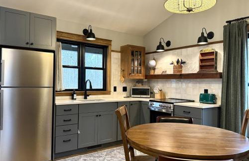 Romantic 1BR Cabin w Hot Tub Near Carbondale - Foto 17