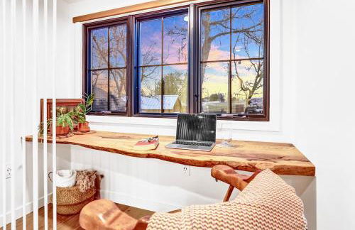 Peaceful Ranch Overlooking Mustangs with Full Kitchen & Fireplace - Foto 16