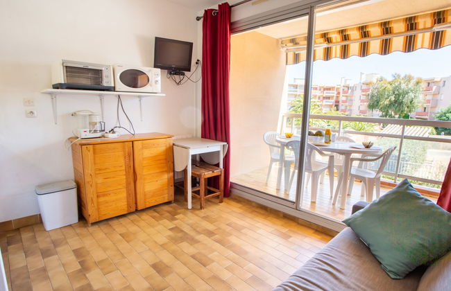 Apartment in Bormes-les-Mimosas with swimming pool and garden - Photo 3