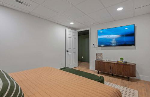 Newly Renovated Luxe Home near Asheville | Pool, Hot Tub, Theater & Games! - Foto 52