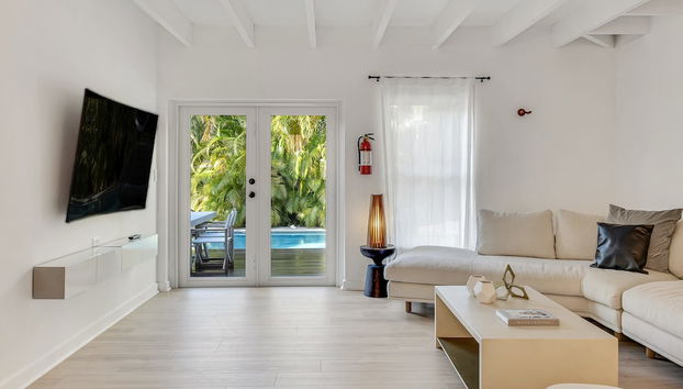 Poolside Paradise: 3BR w Pool and Mini Playground! - Foto 3, Interior