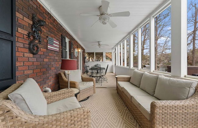 Sleeps 22, Lakefront w/ Private Dock & Pool, 2 Houses Lake Living by Avantstay - Foto 64