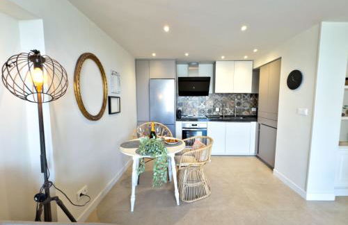 Boho Chic Apt, Frontline Sea & Paseo Views - Photo 13