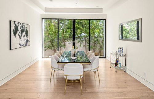 Luxurious Retreat - Modern House with Pool - Photo 21