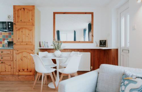 The Bird's Nest by Sheppey Stays- Pet Friendly Cozy Coastal Escape - Sleeps 6 with Parking - Great Rates for Long Stays - Photo 10