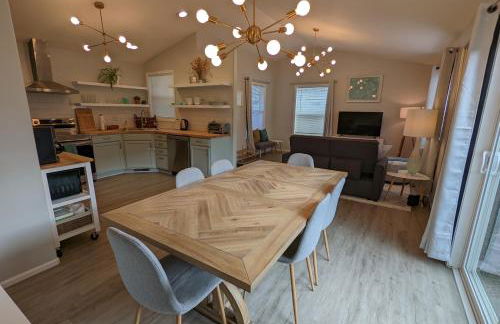 Contemporary 2-Bedroom Close to Downtown, Dining - Photo 5