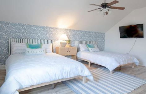 Spacious 4BR with Pool and Grill - Near Lakes and Harbor - Foto 20