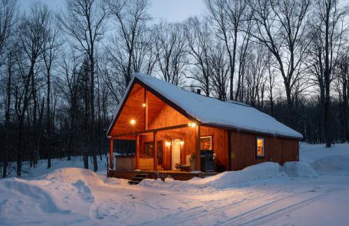 Secluded 2BR Cabin w Hot Tub, Pond, Trails, WiFi - Foto 24