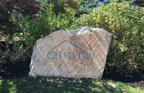 KBM Resorts Crestview Condos Spacious condo near Olympic Park with gas fireplace year-round pool hot tub city wide shuttle access. CVC-308B - Foto 8