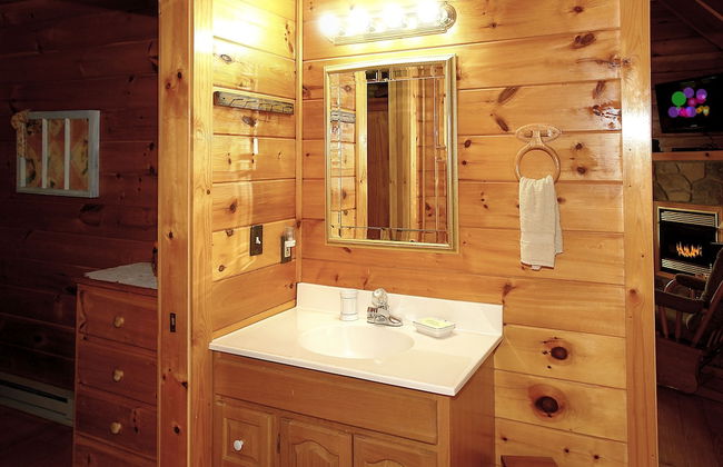 A Bit of Heaven - 2 Bedrooms, 2 Baths, Sleeps 8 Cabin by RedAwning - Foto 10