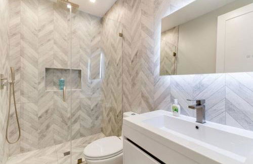 Luxury Modern 4 Bedroom 3 Bathroom Home with Rooftop Deck #2 - Photo 19