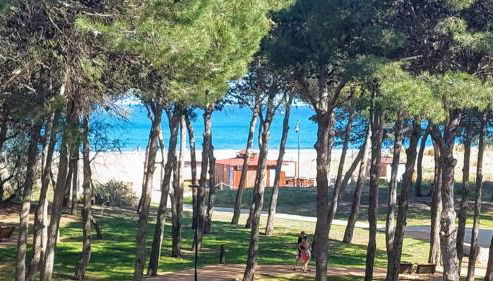 Primera Línea con Vistas al Mar y Piscina - Foto 2