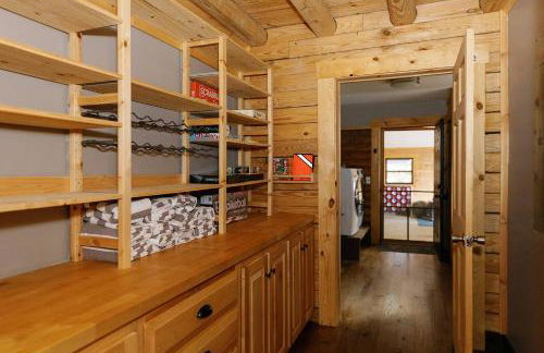 Arch Fun Cabin - Modern Cabin with Hot Tub, Games & Views - Foto 48