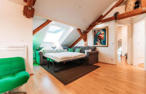 Spacious Penthouse with AC and Free Parking Steps Away From the Central Station - Foto 9