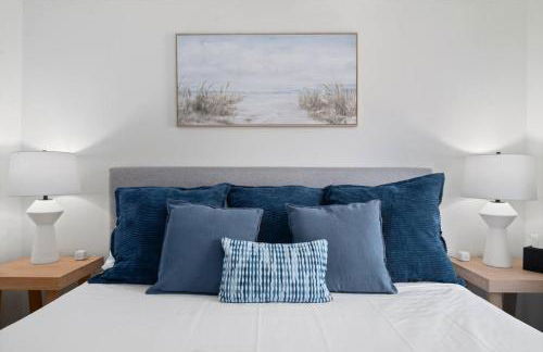 Pool - Free Parking - 2BD 1 Block from the Water - Foto 29