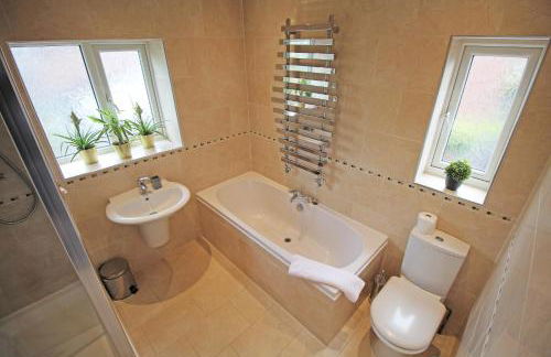 Queens Road - Luxury Spacious Home in Chester - Photo 54