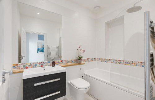 Large Luxury City Centre Flat with Balcony - Foto 28