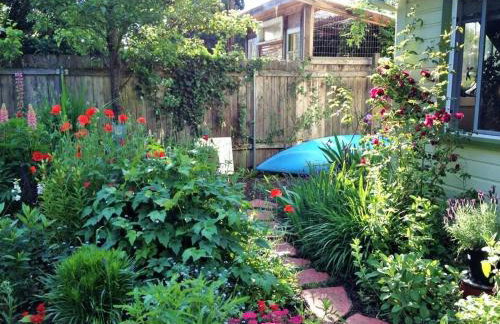 Charming Garden Cottage - Photo 23