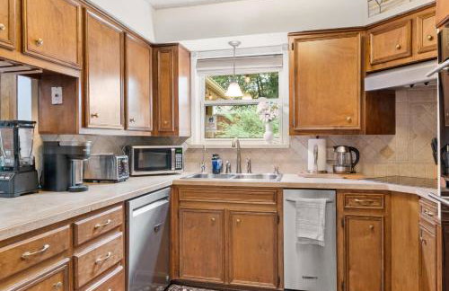 DFW 3BR Luxury Family Escape with Pool and Game Room - Foto 16