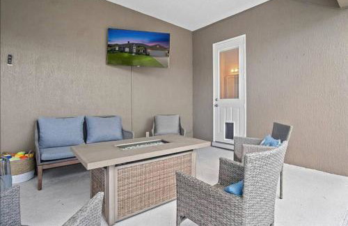 Luxury Heated Pool Home, Hot tub, King bed suite - Foto 2