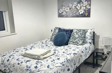 Vibrant 3BR Getaway Sleeps 6 Exclusive Offer - Photo 11