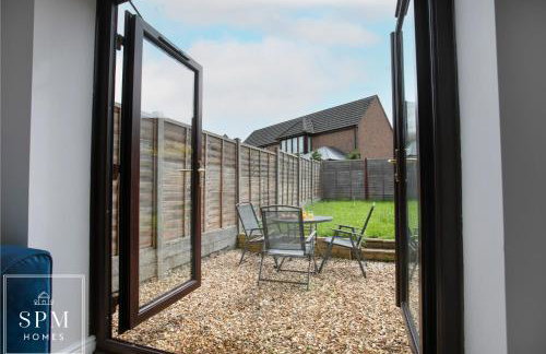 Large 3 Bed House - Long Stays Welcome - Smart TVs in Each Bedroom - Parking - Wifi - Foto 10