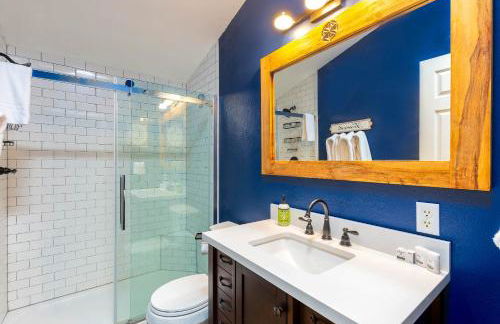 Charming 3-Bedroom Home in Bend with Hot Tub Game Room & Spacious Family Dining - Foto 15