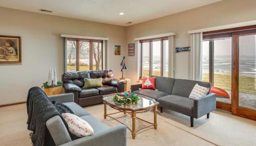 Spacious Lakefront Home with Spectacular Views! - Foto 1