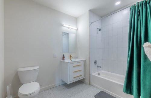 Emerald Escape, Free Parking, 2 Bath, Sleeps 8 Near American Dream and The Airport, King Bed and 2 Queen Beds, Washer and Dryer - Foto 9