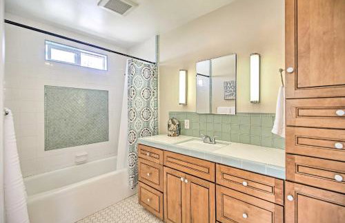 Oceanside Home with Yard - Walk to Beach and Pier - Foto 13