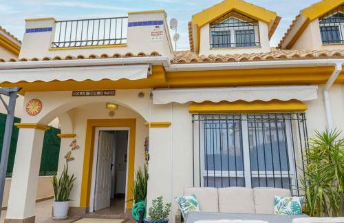 Beautiful 3 Bed Townhouse with landscaped communal pool area - Foto 29