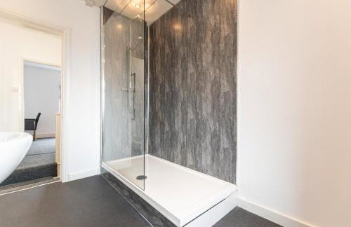 Comfy 2BR Home in Leigh Ideal for Families & Work Stays Sleeps 4 - Photo 10