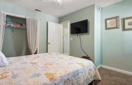 Beach access close to Walmart, Bowling,skating and Game room - Photo 36